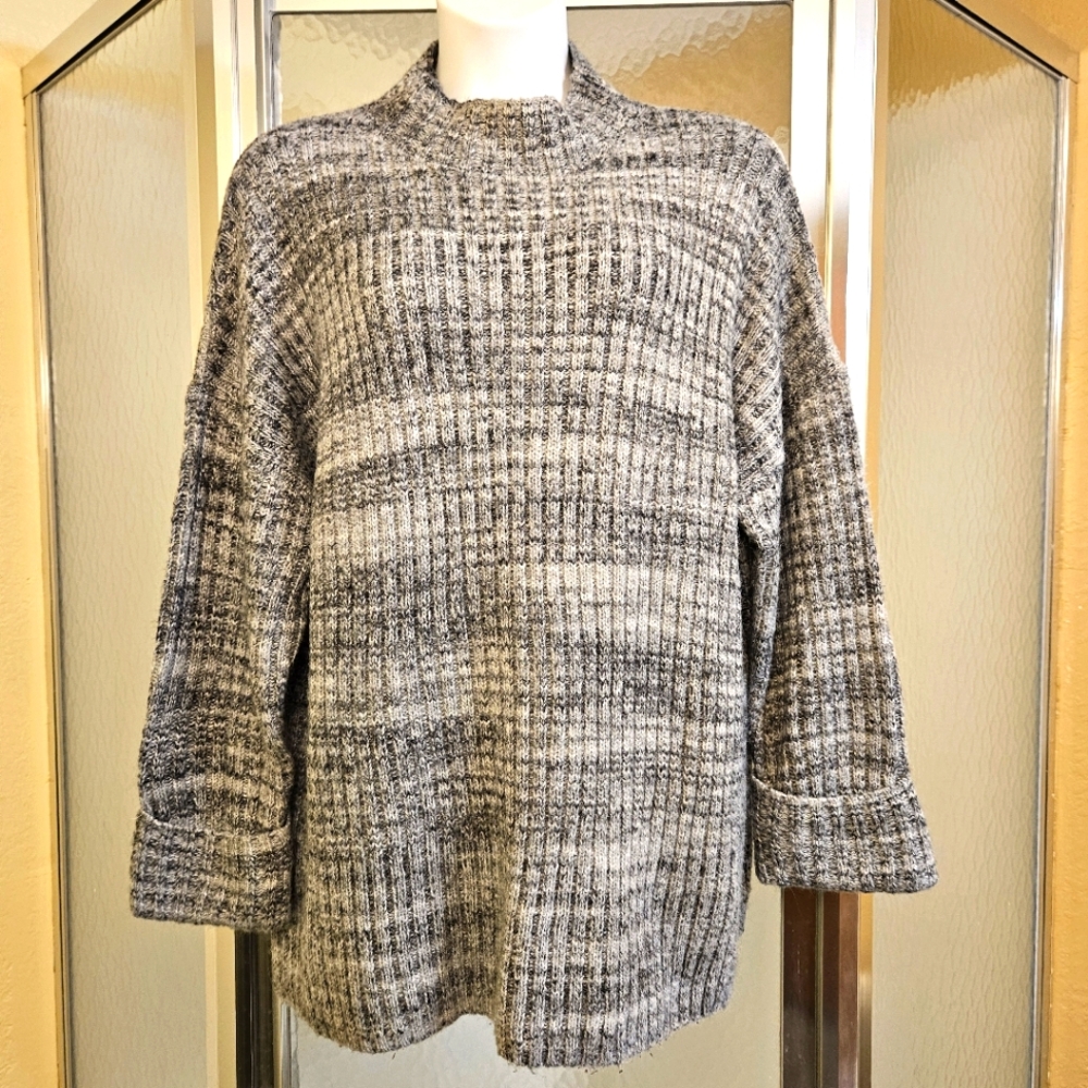 Cozy Ribbed Knit Sweater - Gray